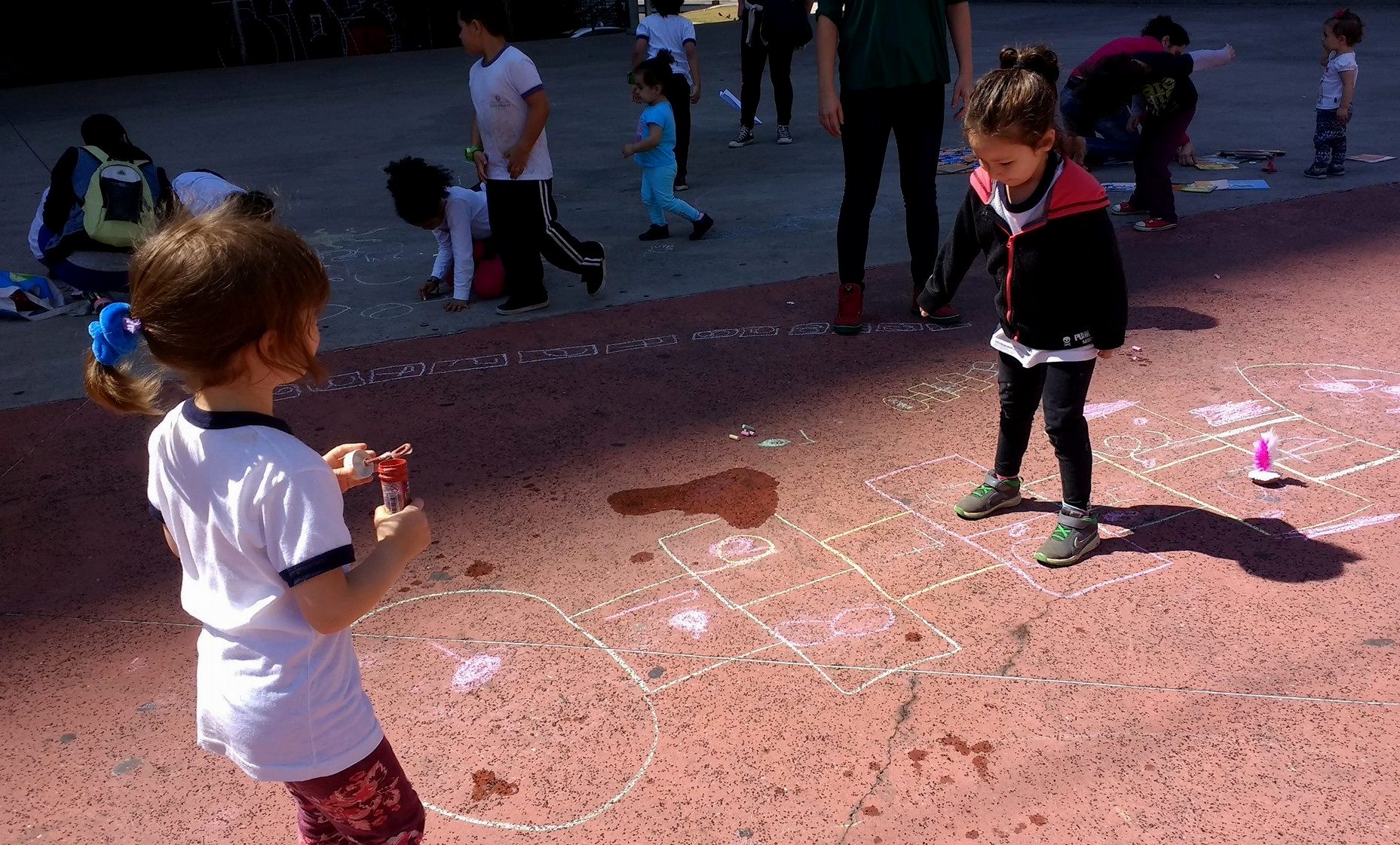 JOGOS E BRINCADEIRAS POPULARES E TRADICIONAIS 