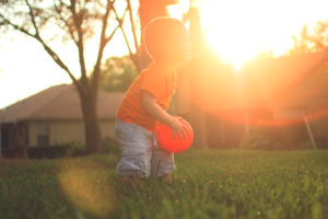 Criança brinca com bola/ Créditos: Wendy Aros Routman-